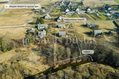 Išskirtinėje vietoje, ant upės kranto parduodama sodyba su 25,35 arų sklypu, Telšiu rajone, Kaunatavoje, Dvaro g. 3