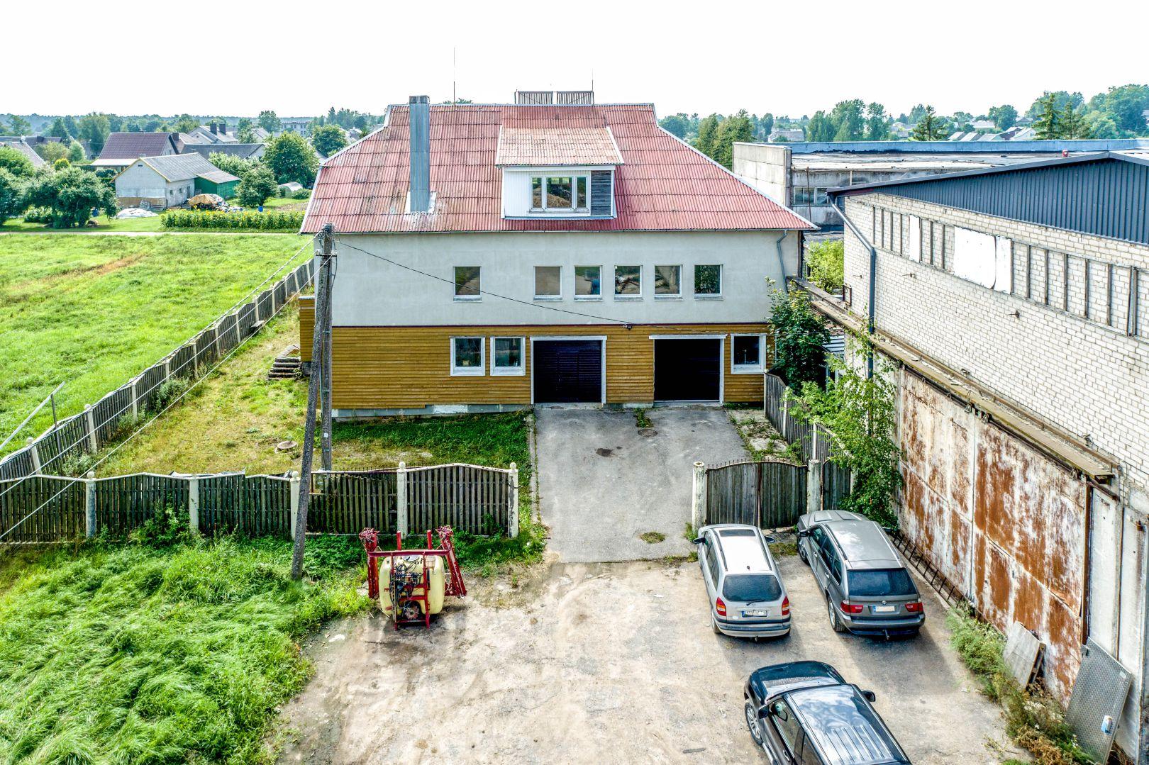Administracinis pastatas su pagalbinėmis ir gyvenamosiomis patalpomis Plungės r., Kulių sen., Kumžaičių k., Laukų g.