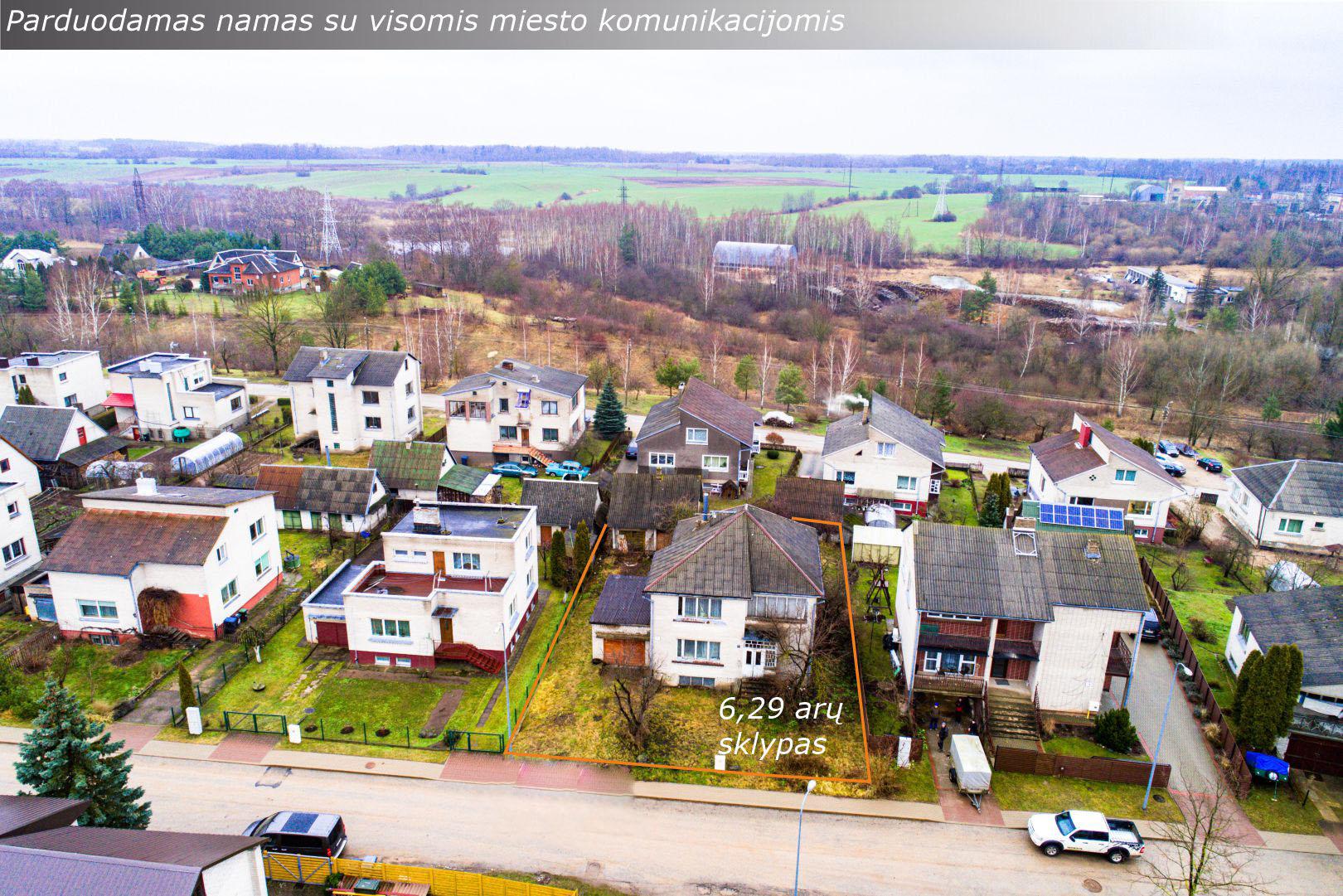 Anykščių mieste, Švyturio g. parduodamas dviejų aukštų gyvenamasis namas su rūsiu ir 6,29 arų namų valdos sklypu