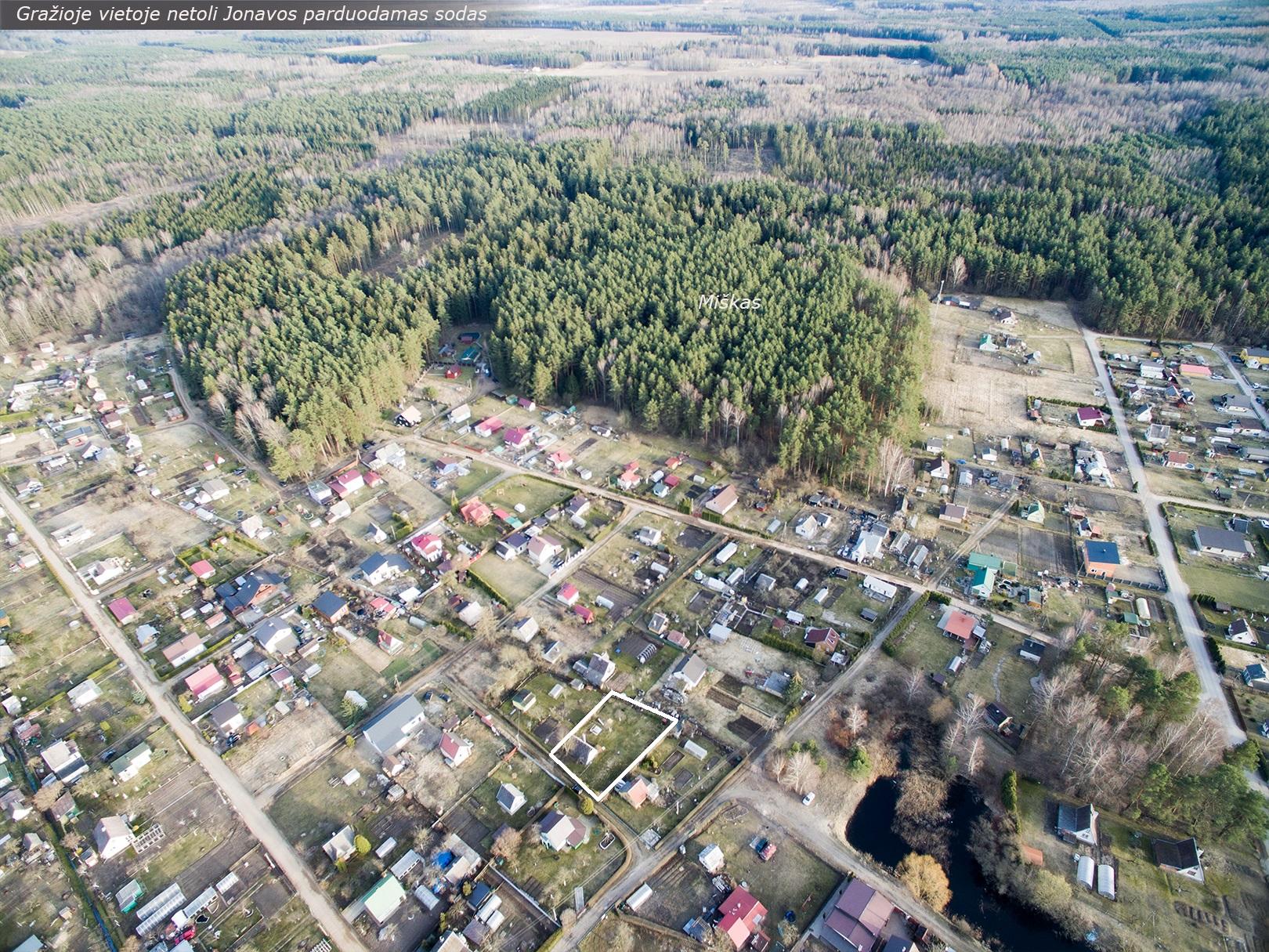 Apsuptyje miškų, netoli Jonavos, Stoškų k., parduodamas sodo sklypas su nameliu.