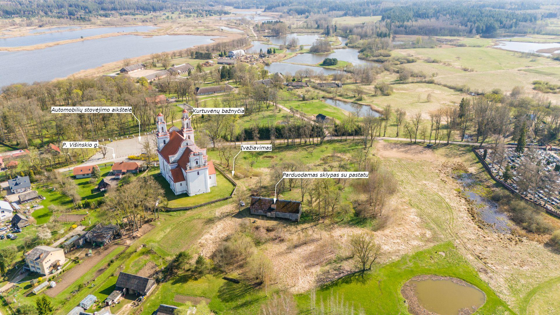 Kurtuvėnų miestelio &scaron;irdyje, i&scaron;skirtinėje vietoje, &scaron;alia Kurtuvėnų bažnyčios, parduodamas 26,62 arų sklypas.