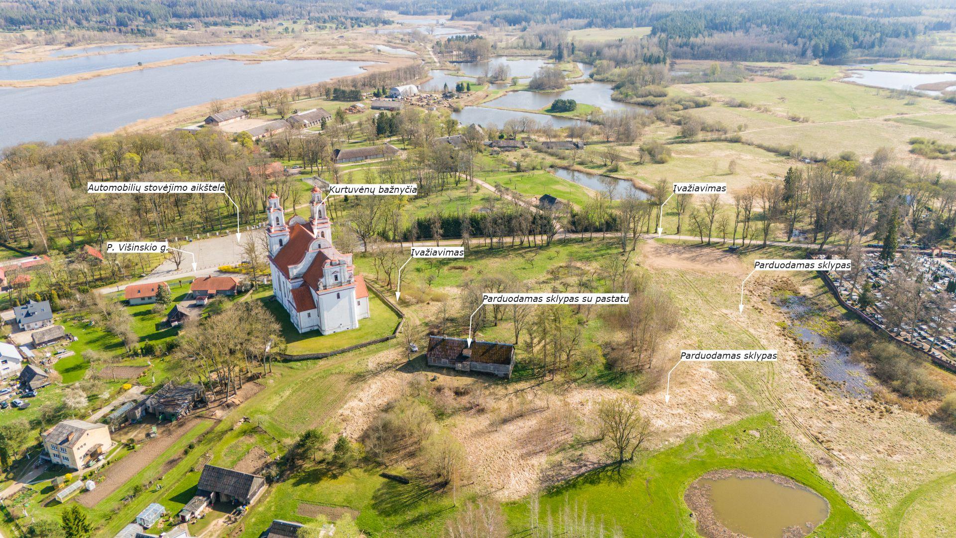 Kurtuvėnų miestelio širdyje, išskirtinėje vietoje, šalia Kurtuvėnų bažnyčios, parduodami sklypai, kurių bendras plotas 124,62 arai.