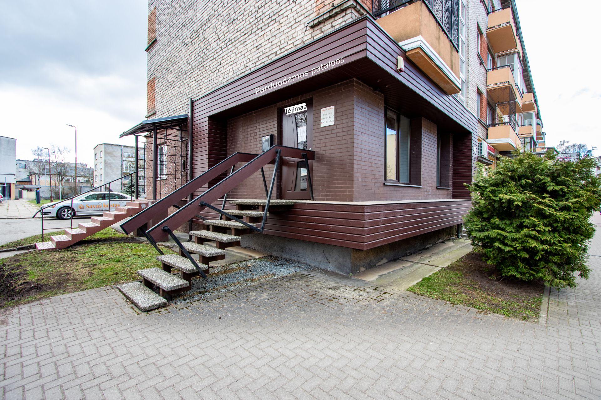Miesto centre parduodamos įrengtos komercinės paskirties patalpos, kurių bendras plotas yra 27,66 kv. m. Dvaro g. 48, Šiauliuose.