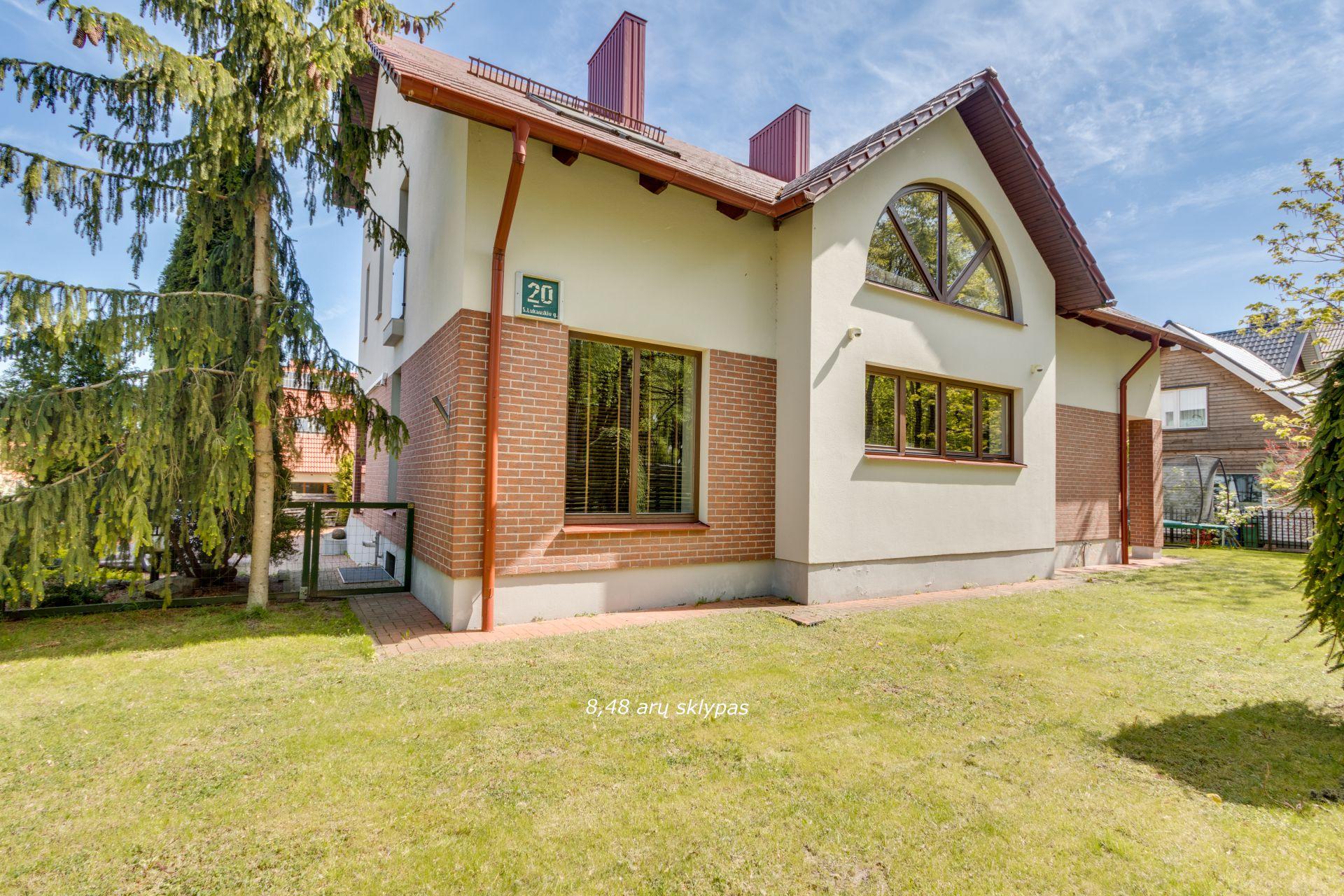 Miesto centriniame parke parduodamas kokybiškai įrengtas namas, S. Lukauskio g. 20, Šiauliuose.