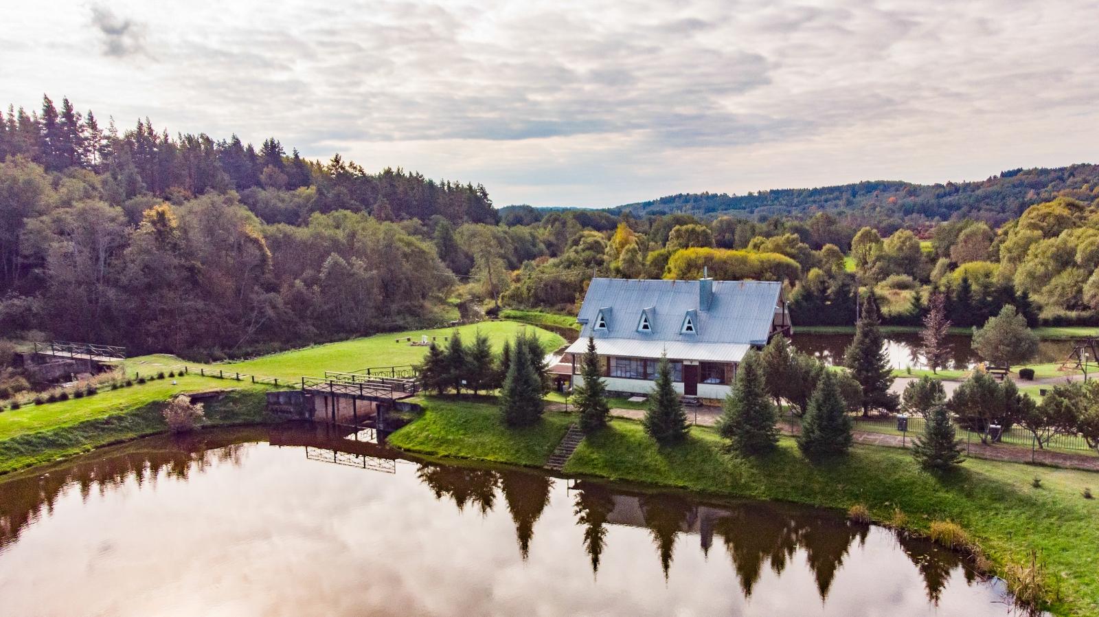 Miško ir vandens telkinių apsuptyje mūrinė sodyba su 74,82 arų žemės sklypu, Kelmės r., Deivių k.