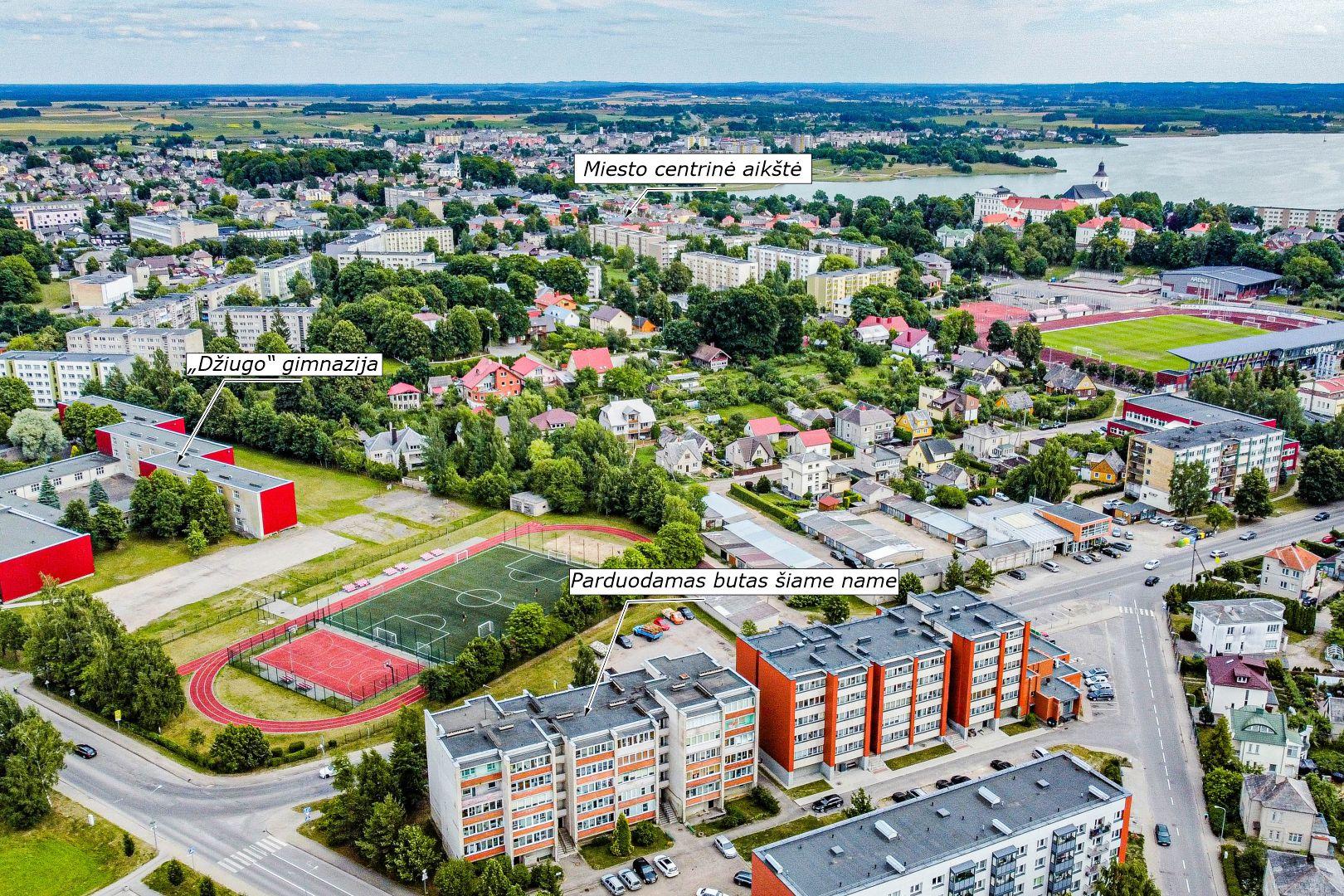 Parduodamas erdvus 3 kambarių butas, 3 - iame aukšte Žemaitės g., Telšiuose