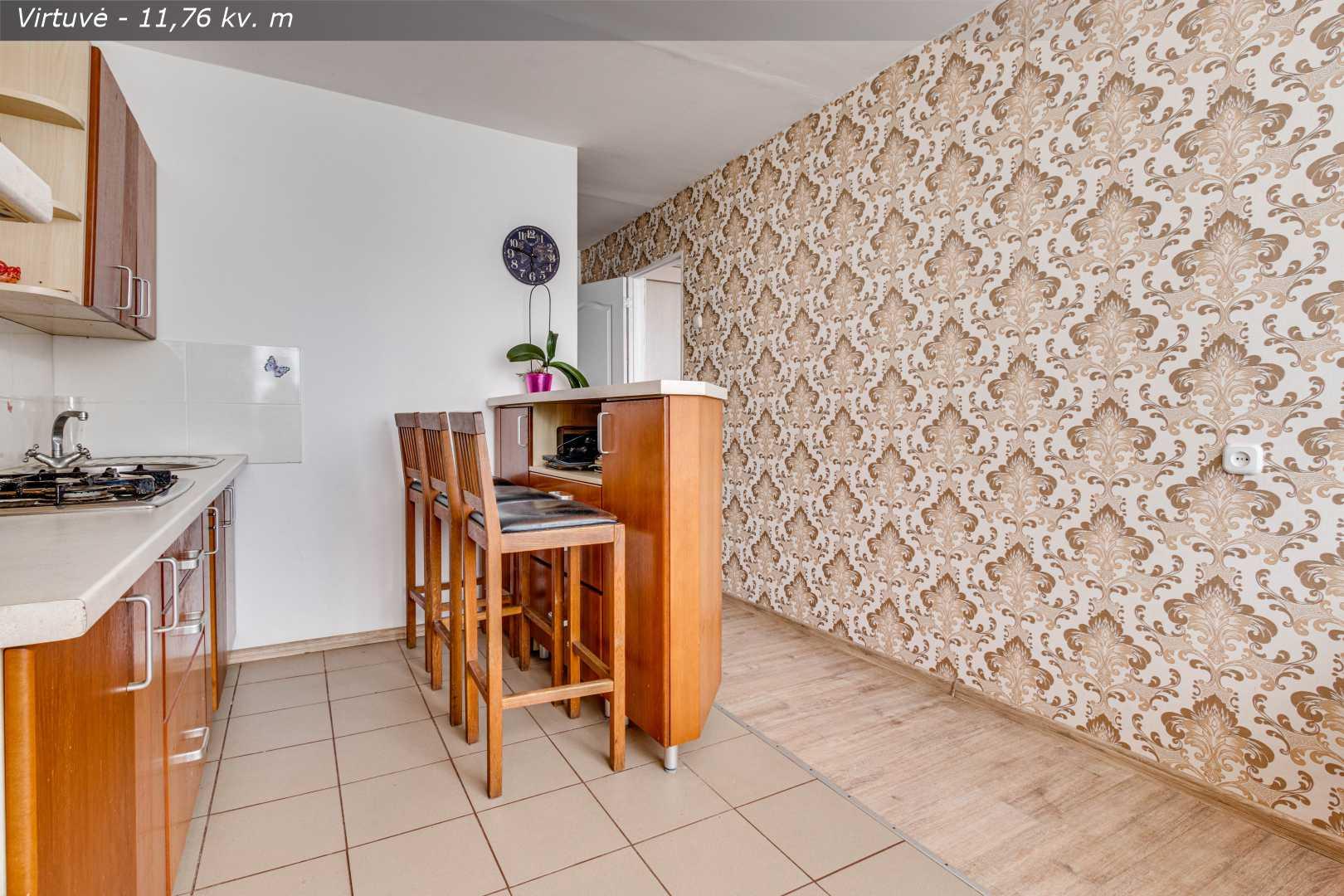 Parduodamas bendrabučio tipo butas su atskira virtuve bei vonios kambariu Kuršėnuose, Daugėlių g, 19