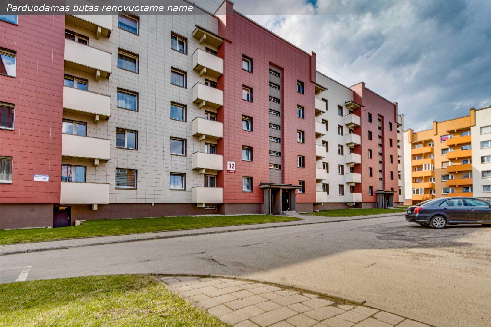 Parduodamas erdvus 2 kambarių butas renovuotame name Plungėje, A.Jucio g. 32