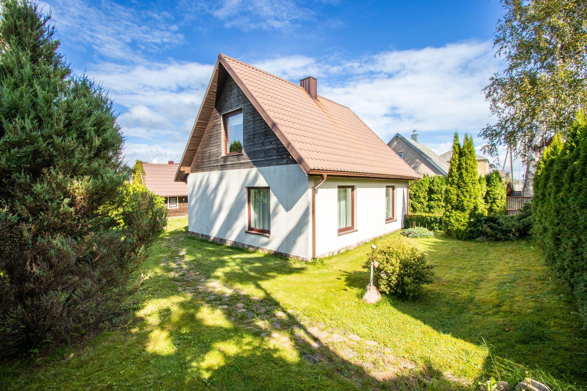 Parduodamas kompakti&scaron;kas gyvenamasis namas su 9,71 aro žemės sklypu Nepriklausomybės g. 31, Kelmėje.