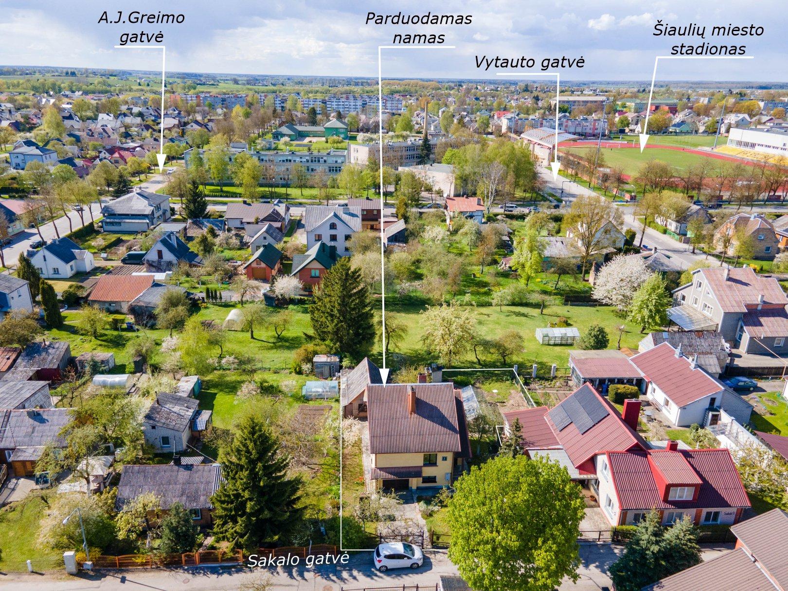Parduodamas miesto centre bet ramioje vietoje mūrinis namas su sklypu Sakalo g. 4A, Šiauliai