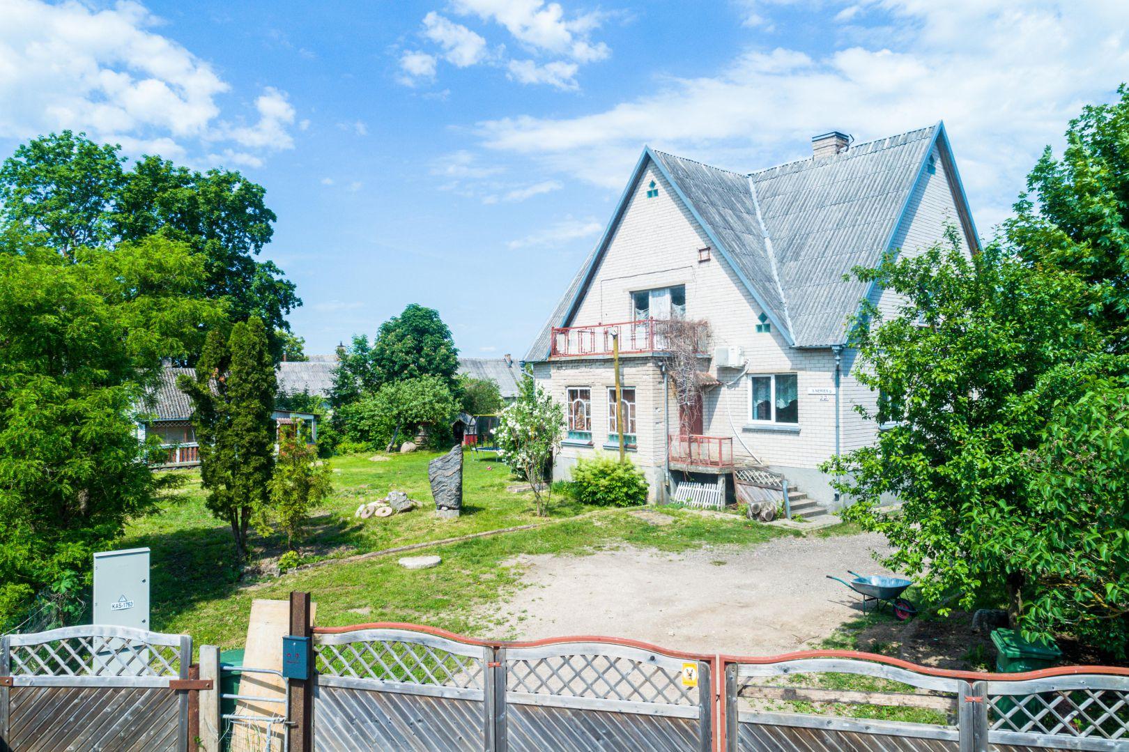 Parduodamas mūrinis gyvenamasis namas ramioje Kupiškio miesto dalyje, S. Nėries g.