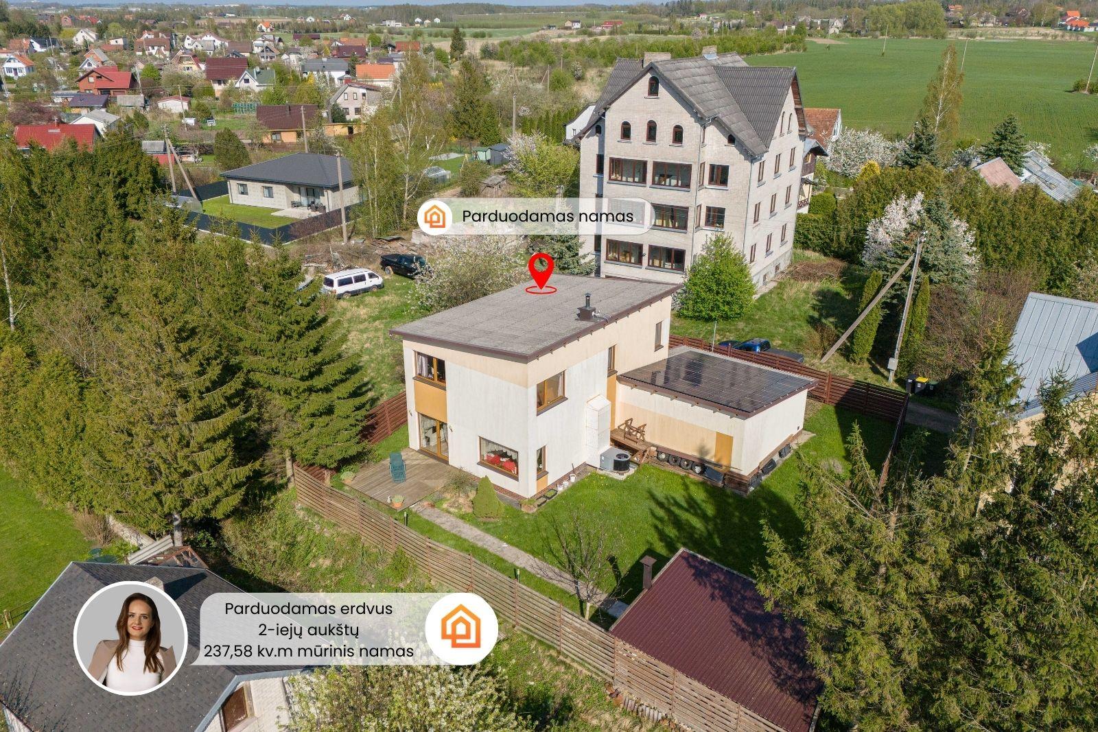 Parduodamas puikiai išlaikytas, erdvus ir itin kokybiškai įrengtas namas su terasa ir garažu įsikūręs ramioje ir patogioje vietoje – Kalotėje, Karklų g. 4., Klaipėdos r.sav
