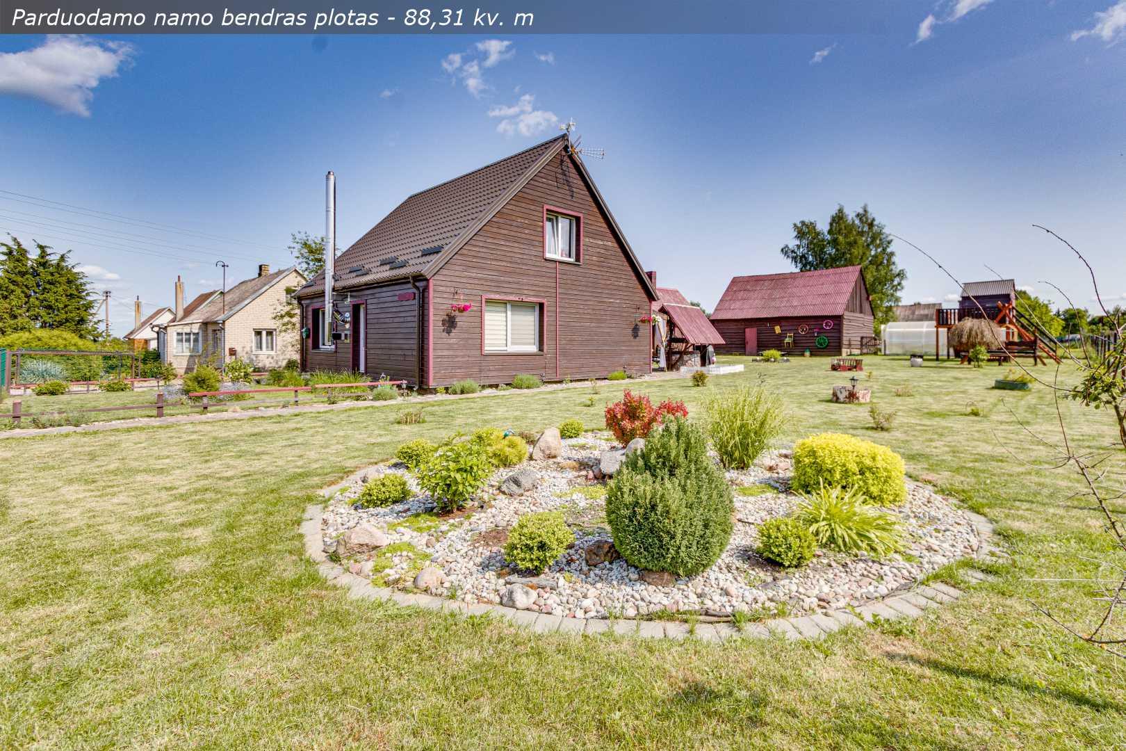 Parduodamas puikiai prižiūrėtas namas su 17,00 arų sklypu Šedbarų k., Kelmės r.