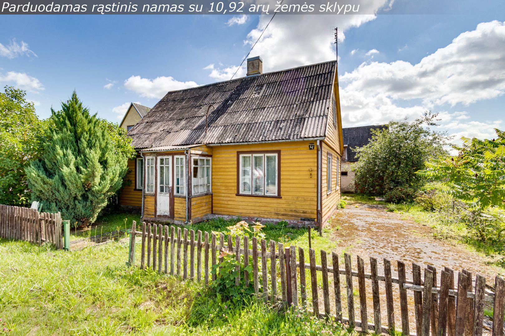 Parduodamas rąstinis namas su 10,92 arų žemės sklypu Skirolaukio g., Kuršėnuose