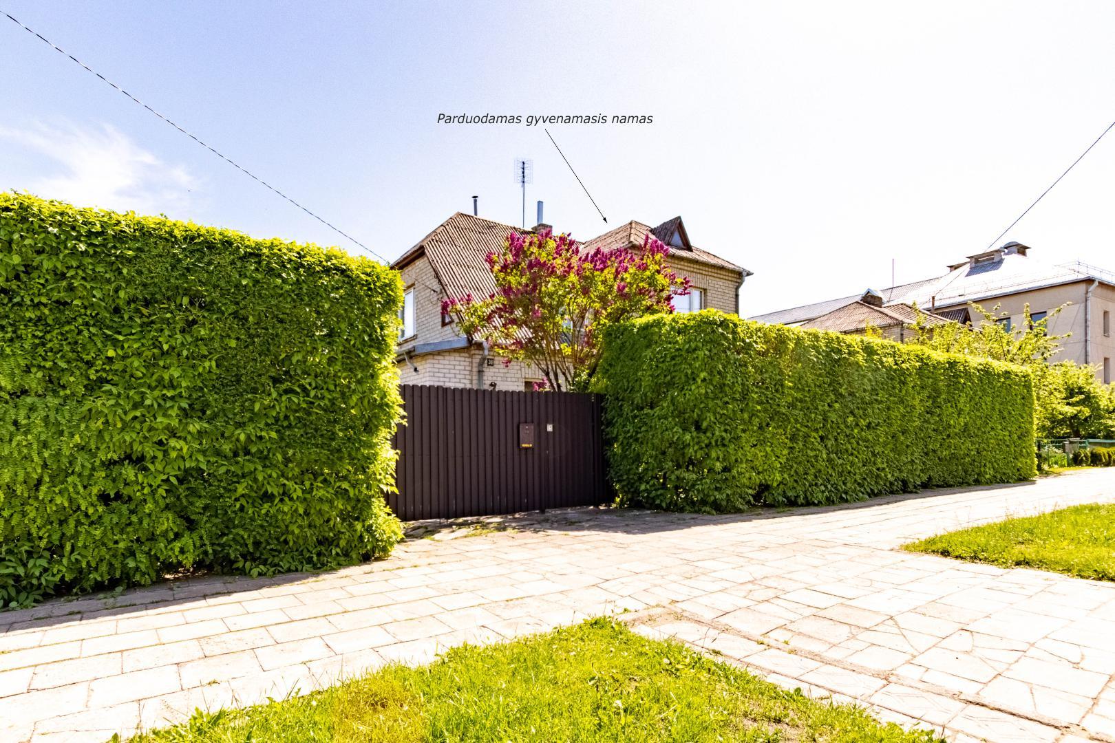 Parduodamas strategiškai geroje vietoje esantis, kompaktiškas gyvenamasis namas su 7,55 arų sklypu Panevėžyje, Tulpių g.