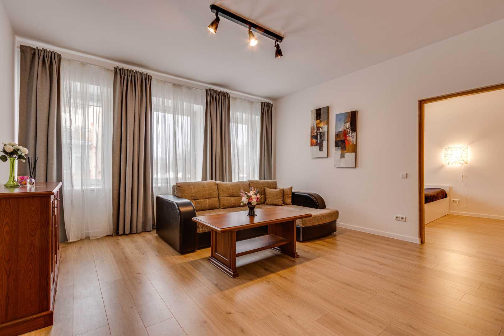Parduodamas suremontuotas 2 kambarių butas Šiaulių centre, Aušros al. 27