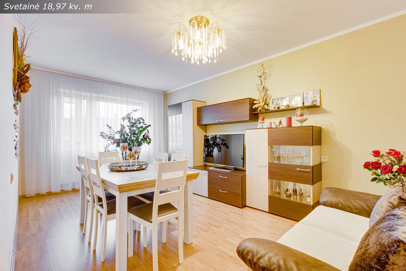 Parduodamas tvarkingas, erdvus ir šviesus 3 kambarių su holu butas Savanorių g., Kretingoje.