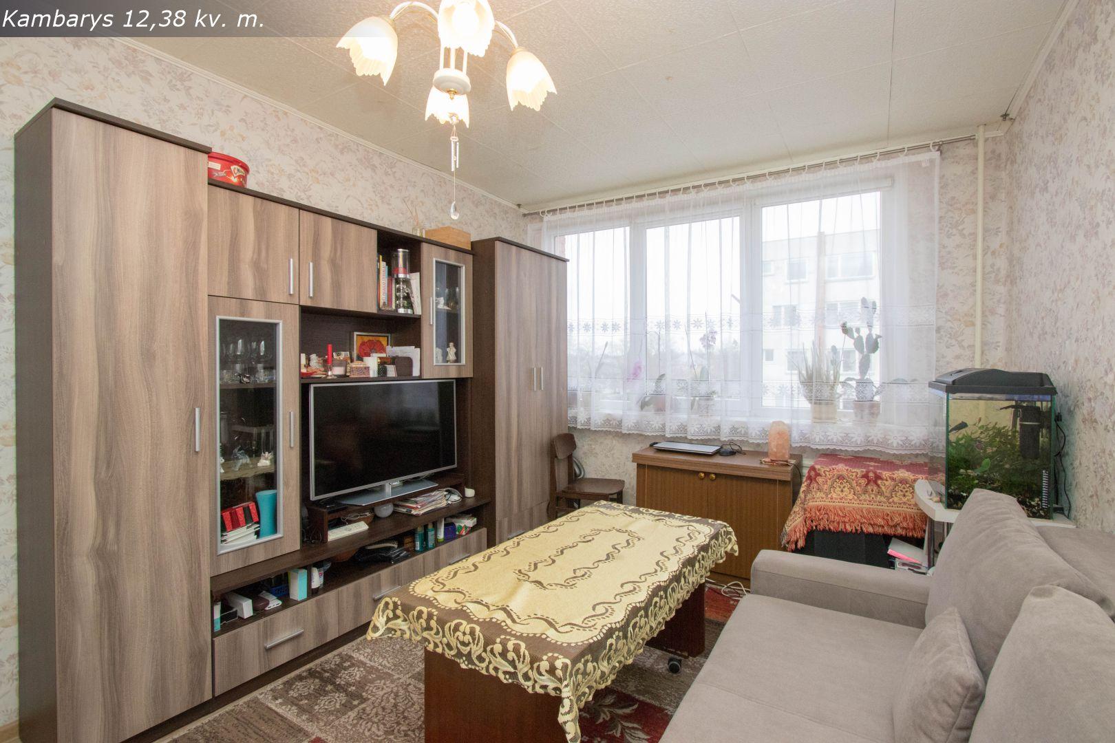 Parduodamas tvarkingas, jaukus 2 kambarių butas bendrabutinio tipo name Vytauto g. 265, Šiauliuose