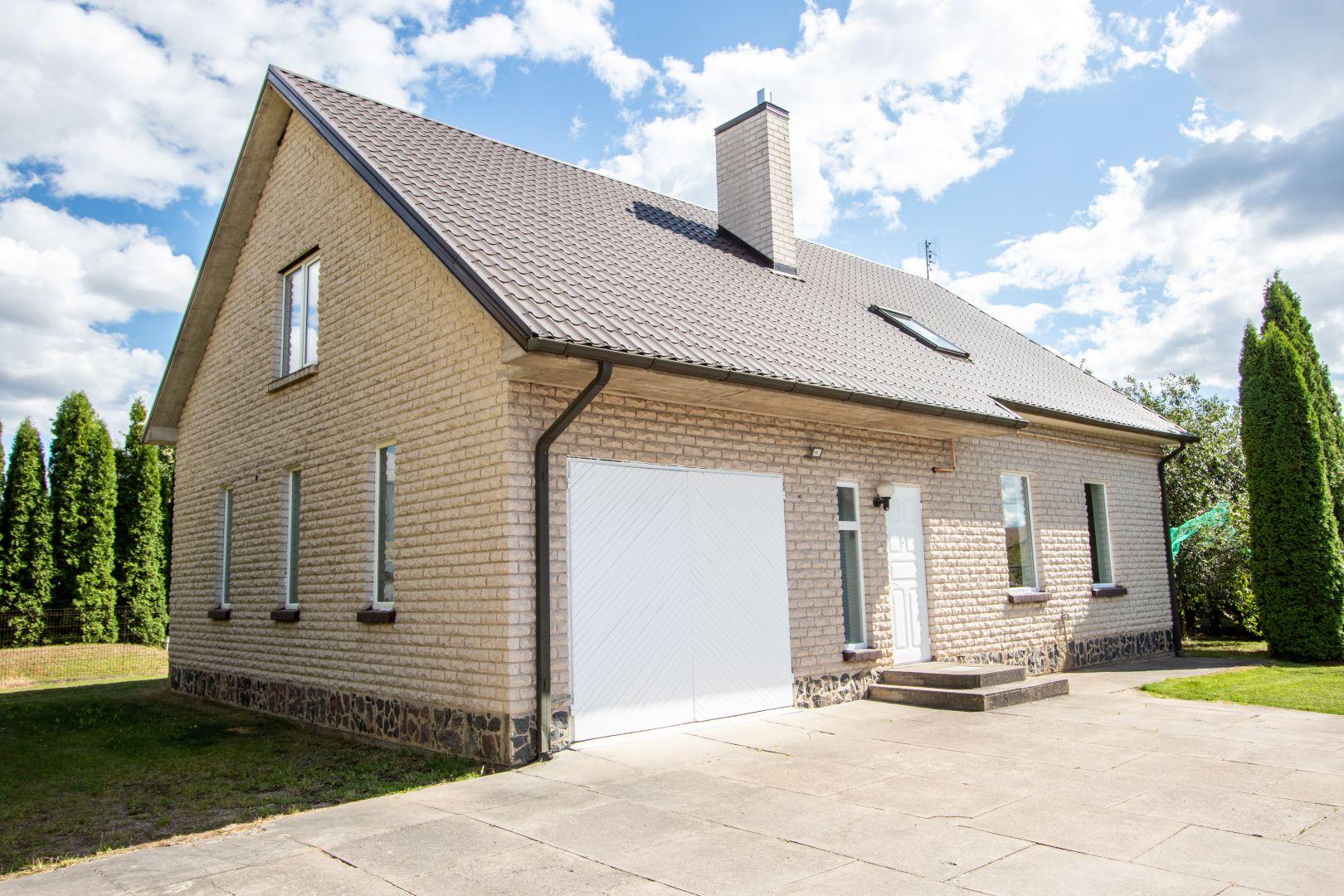 Parduodamas tvarkingas, pilnai įrengtas mūrinis namas Ukmergės g. 93, Šiauliai.