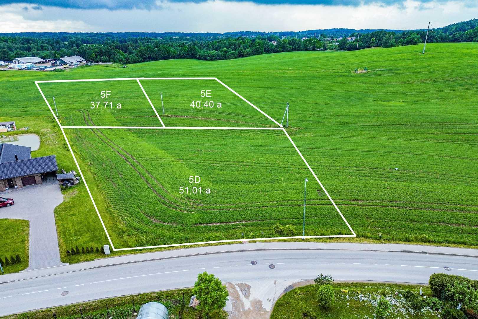 Parduodami 3 besiribojantys gyvenamosios paskirties sklypai, kurių bendras plotas 1,29 ha, esantys Kau&scaron;ėnų k., Babrungo g. 5D, 5E, 5F, Plungės r.