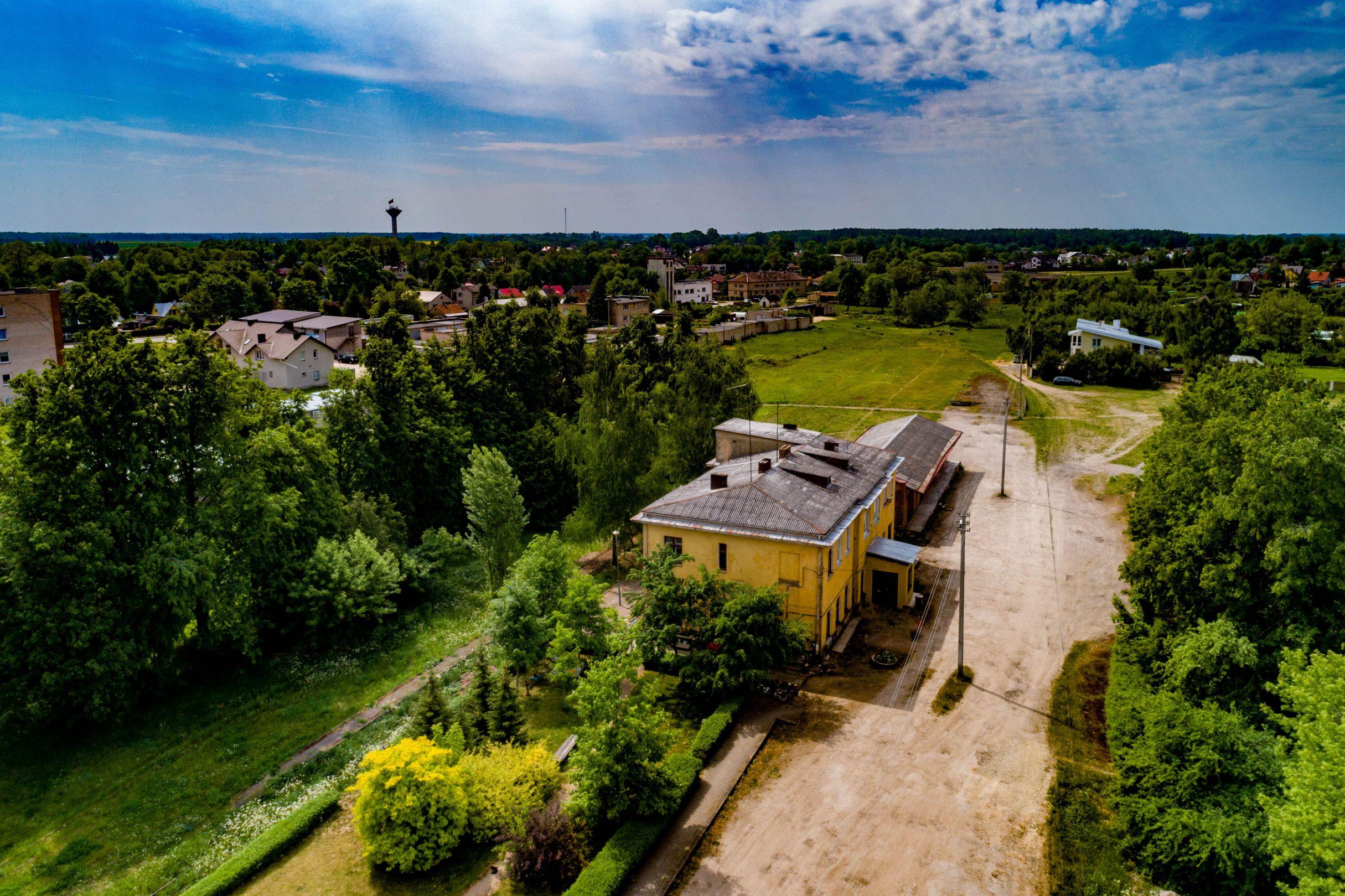 Parduodami du dviejų kambarių butai Pasvalyje, Stoties g. 15. Galimybė įsirengti butą per du aukštus!