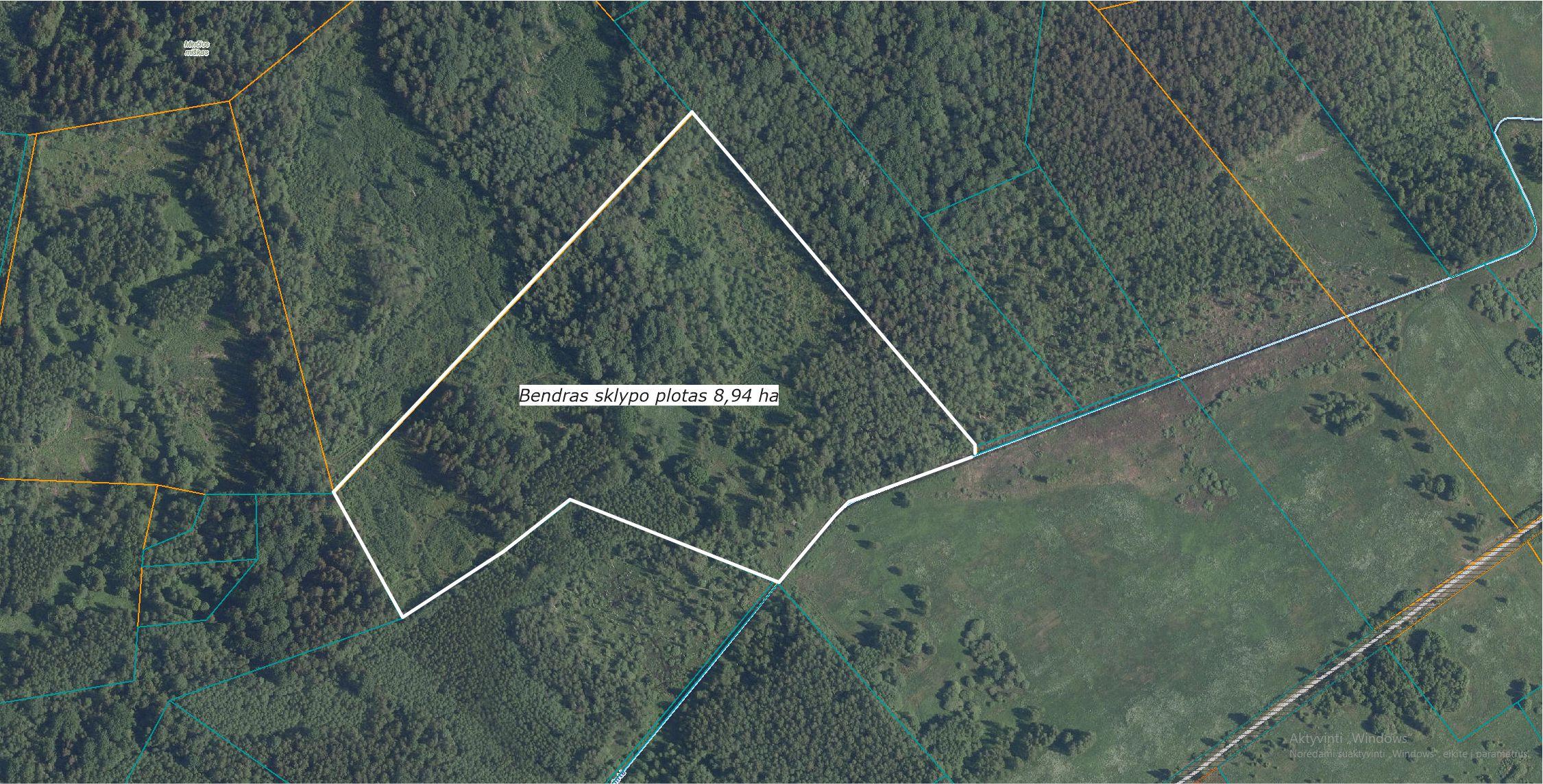 Parduodami trys sklypai, kurių bendras plotas 10,81 ha (sklypai – 8,94 ha, 1,15 ha ir 0,72 ha) žemės ūkio ir miško ūkio paskirties sklypai.