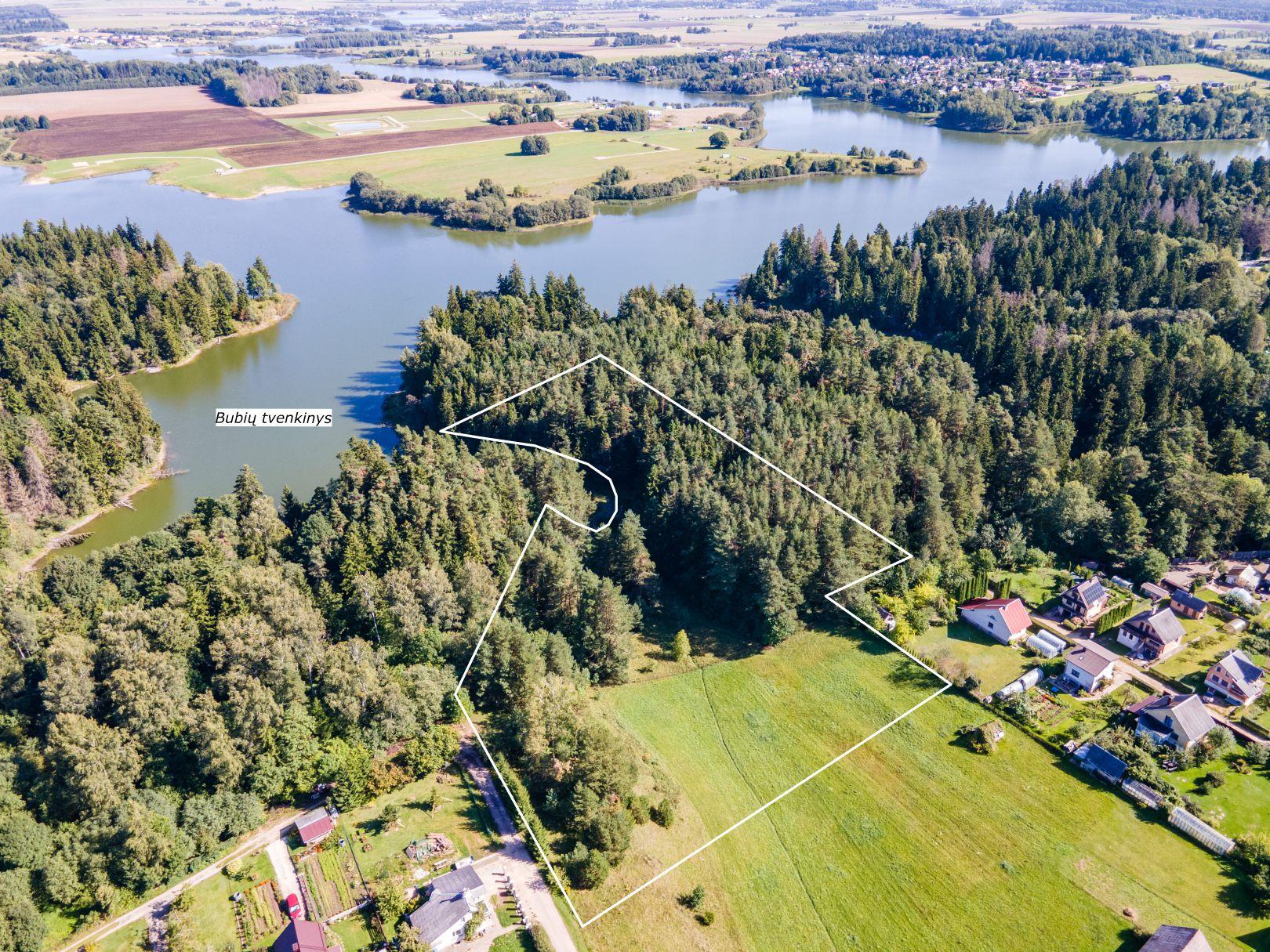 Prie Bubių tvenkinio parduodamas 1,45 ha žemės ūkio paskirties sklypas su mišku, Gervėnų k., Šiaulių r. (SB „Svarainis“).