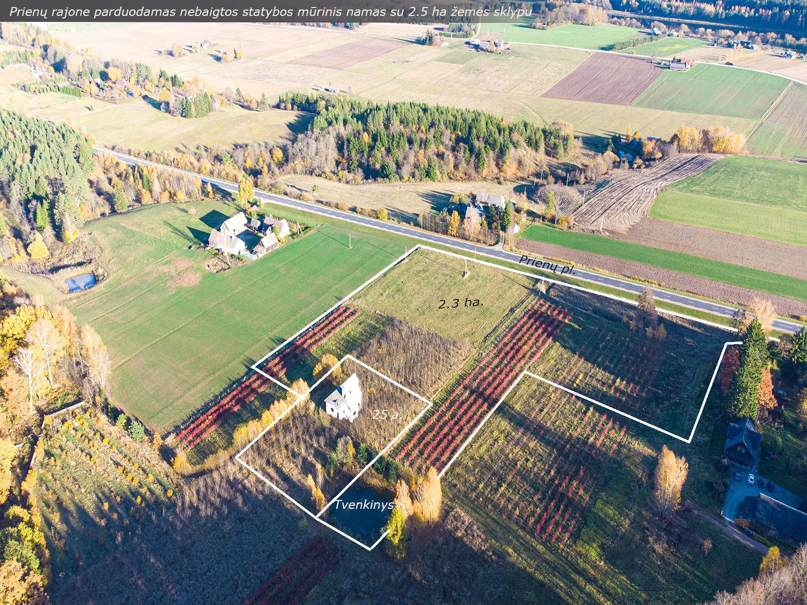 Prienų rajone, Žvyrynų k., šalia miško parduodamas mūrinis namas su 2,5 ha., žemės sklypu.