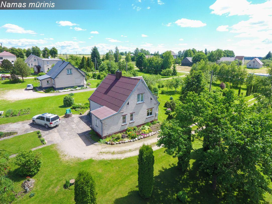 Su miestelio komunikacijomis mūrinis namas Kelmės r., Žalpių g. 40