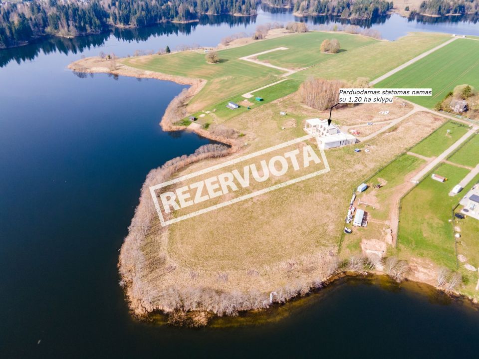 Nauja kaina ir itin patrauklus pasiūlymas. Išskirtinėje lokacijoje, Bubių tvenkinio pakrantėje, parduodamas unikalaus projekto, nebaigtos statybos namas su didelio ploto – 1,2047 ha sklypu, Salos g. 5