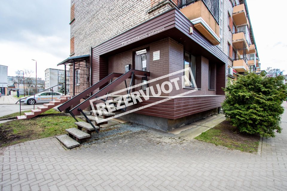 Miesto centre parduodamos įrengtos komercinės paskirties patalpos, kurių bendras plotas yra 27,66 kv. m. Dvaro g. 48, Šiauliuose.
