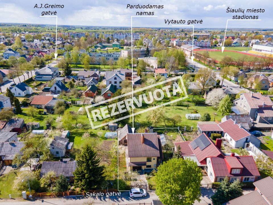 Parduodamas miesto centre bet ramioje vietoje mūrinis namas su sklypu Sakalo g. 4A, Šiauliai