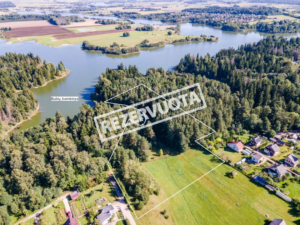 Prie Bubių tvenkinio parduodamas 1,45 ha žemės ūkio paskirties sklypas su mišku, Gervėnų k., Šiaulių r. (SB „Svarainis“).
