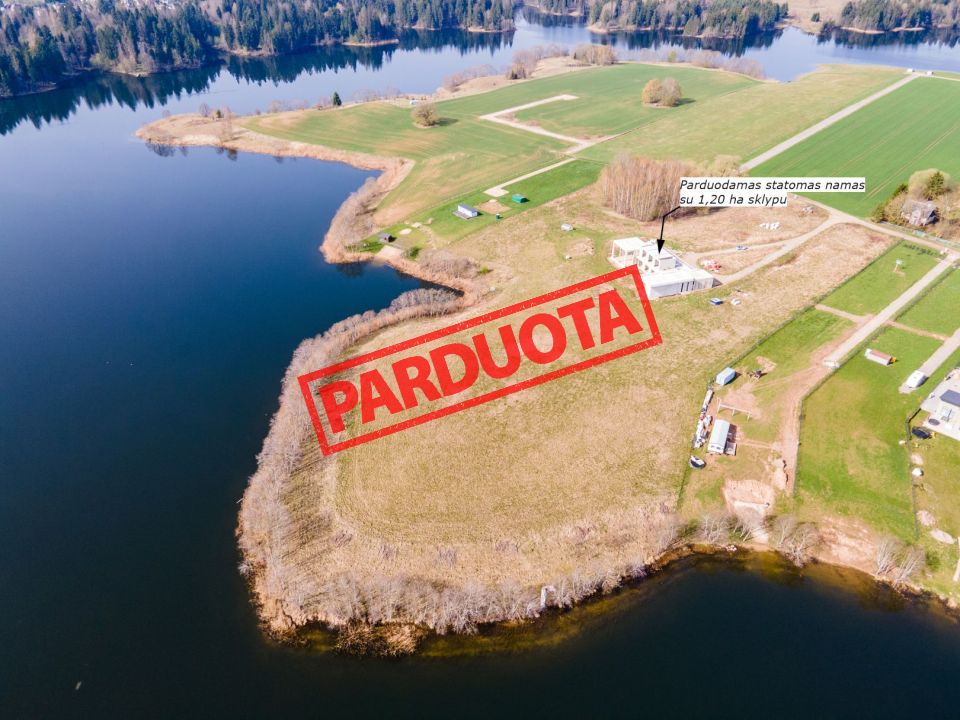 Nauja kaina ir itin patrauklus pasiūlymas. Išskirtinėje lokacijoje, Bubių tvenkinio pakrantėje, parduodamas unikalaus projekto, nebaigtos statybos namas su didelio ploto – 1,2047 ha sklypu, Salos g. 5