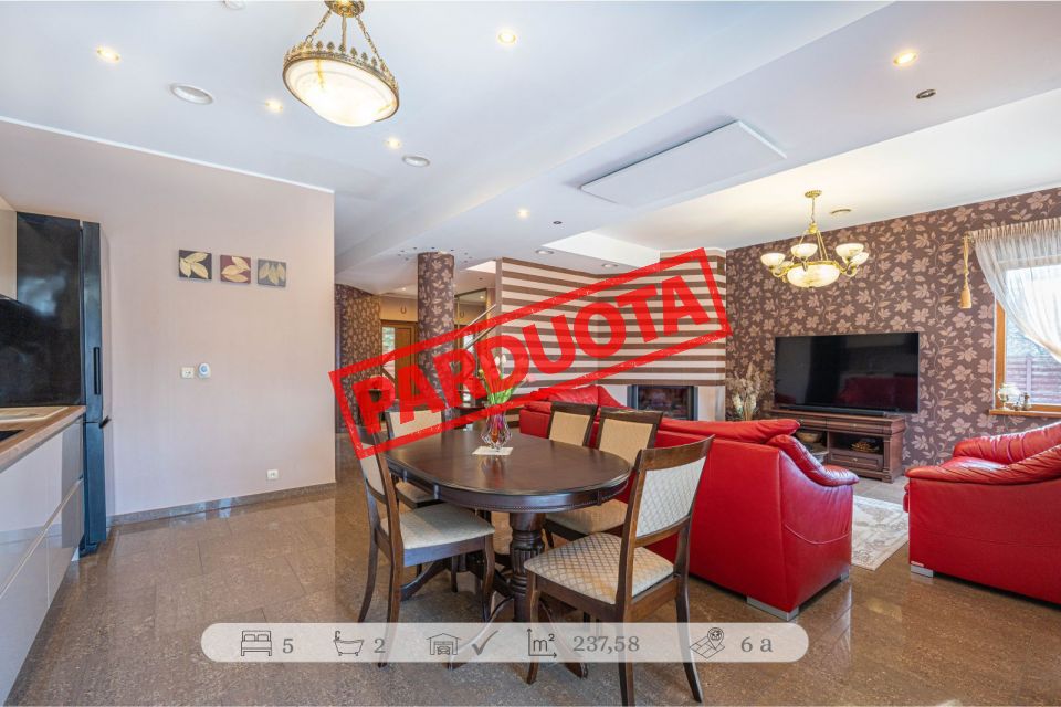 Parduodamas puikiai i&scaron;laikytas, erdvus ir itin kokybi&scaron;kai įrengtas namas su terasa ir garažu įsikūręs ramioje ir patogioje vietoje &ndash; Kalotėje, Karklų g. 4., Klaipėdos r.sav