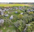 Išskirtinėje vietoje, ant upės kranto parduodama sodyba su 25,35 arų sklypu, Telšiu rajone, Kaunatavoje, Dvaro g. 3