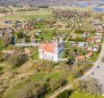 Kurtuvėnų miestelio &scaron;irdyje, i&scaron;skirtinėje vietoje, &scaron;alia Kurtuvėnų bažnyčios, parduodamas 26,62 arų sklypas.