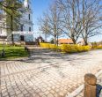 Kurtuvėnų miestelio &scaron;irdyje, i&scaron;skirtinėje vietoje, &scaron;alia Kurtuvėnų bažnyčios, parduodamas 26,62 arų sklypas.
