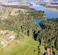 Prie Bubių tvenkinio parduodamas 1,45 ha žemės ūkio paskirties sklypas su mišku, Gervėnų k., Šiaulių r. (SB „Svarainis“).