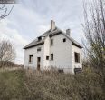 Prienų rajone, Žvyrynų k., šalia miško parduodamas mūrinis namas su 2,5 ha., žemės sklypu.