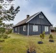 Ramioje, atokioje vietoje parduodama prižiūrėta sodyba su 33,00 arų sklypu, Kretingos rajone, Laivių k., Pievų g. 16