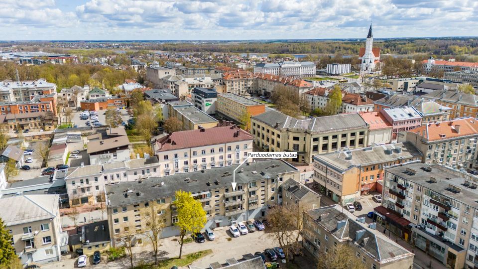 Miesto centre parduodamas erdvus vieno kambario (44,22 kv. m) butas prie pat centrinio bulvaro, Vilniaus g. 217, &Scaron;iauliuose.