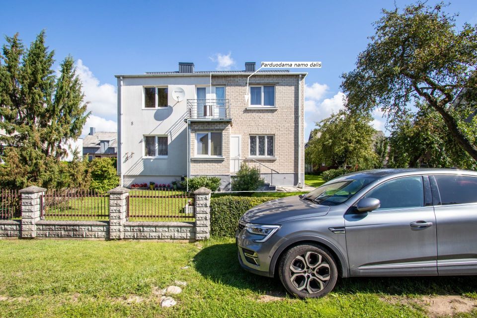 Parduodama ½ (pusė) mūrinio namo dalis su 8,32 arų (iš bendro 15,57 a.) sklypu Užuovėjos g. 8, Ginkūnų k., Šiaulių r.