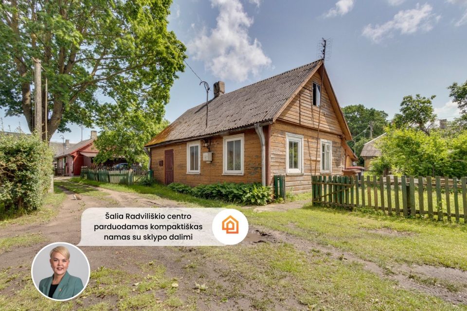 Šalia Radviliškio centro parduodamas kompaktiškas rąstinis  namas,  P. Eimučio g. 3A