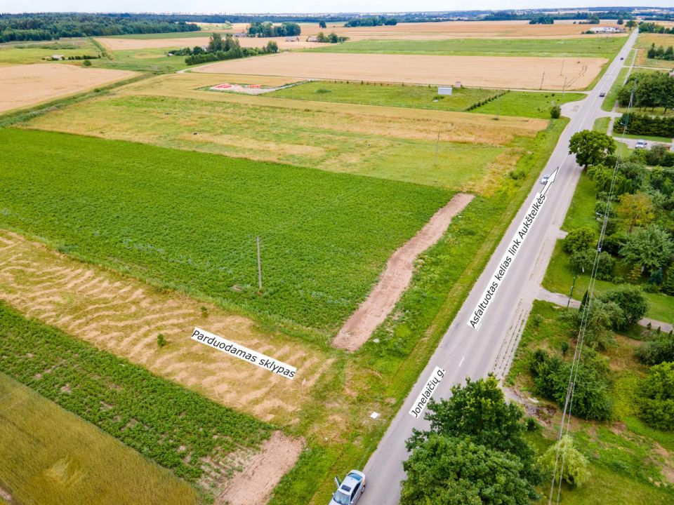 Sklypo ribose visos miesto komunikacijos. Parduodamas 20,8 arų namų valdos sklypas Jonelaičių g. 9, Sauginiai, Šiaulių r.