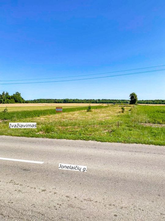 Sklypo ribose visos miesto komunikacijos. Parduodamas 20,8 arų namų valdos sklypas Jonelaičių g. 9, Sauginiai, Šiaulių r.