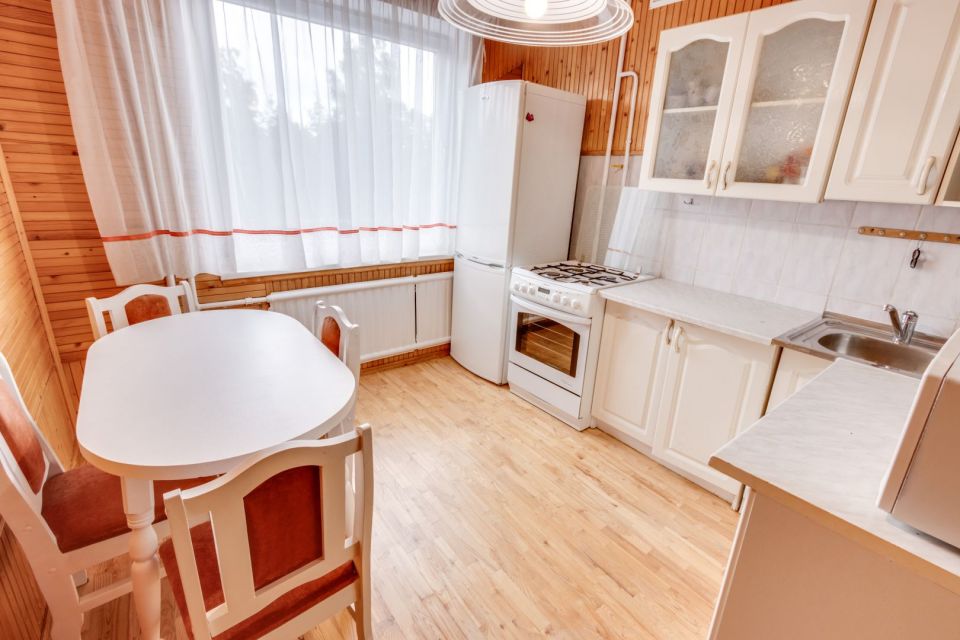 Išnuomojamas tvarkingas ir švarus 3 kambarių butas Dainų g. 104, Šiauliuose.