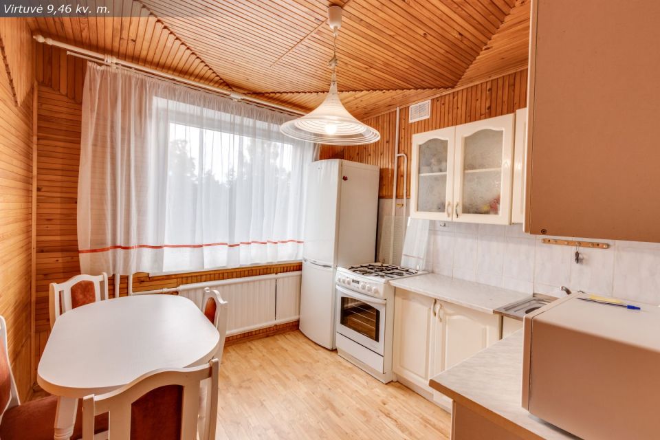 Išnuomojamas tvarkingas ir švarus 3 kambarių butas Dainų g. 104, Šiauliuose.