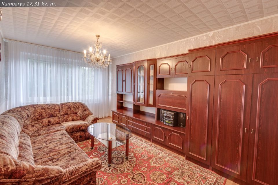 Išnuomojamas tvarkingas ir švarus 3 kambarių butas Dainų g. 104, Šiauliuose.
