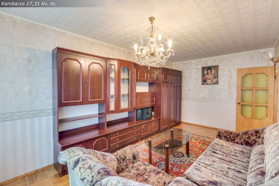 Išnuomojamas tvarkingas ir švarus 3 kambarių butas Dainų g. 104, Šiauliuose.